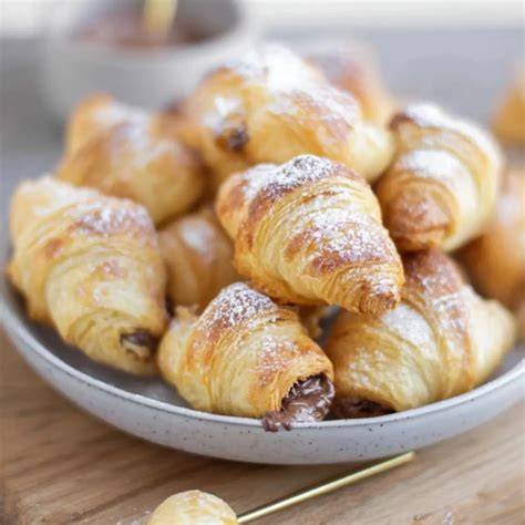 Schoko-Croissants: Frisch gebacken mit backfesten Schokostäbchen
