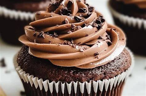 Schoko-Cupcakes mit luftigem Sahnetopping