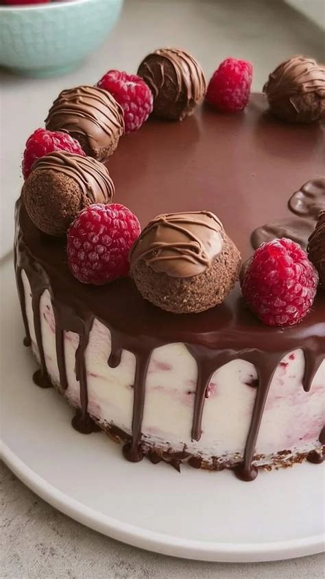 Schoko-Drip auf Frischkäse-Torte mit Himbeeren