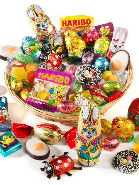 Schoko-Eierlikör als kreatives Geschenk im Osterkorb, mit Etiketten und Dekorationen