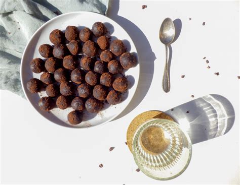 Schoko-Energy-Balls in Kakaopulver gewälzt