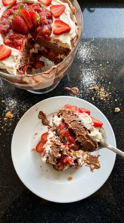 Schoko-Erdbeer-Brownie-Torte - fertige Schichten