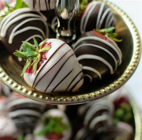 Schoko-Erdbeeren attraktiv angerichtet - Inspiration für Anlässe