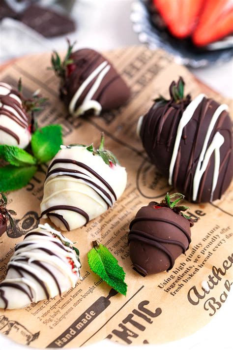 Schoko-Erdbeeren auf Backpapier zum Trocknen