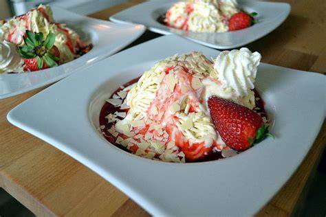 Schoko-Erdbeeren mit Krokant und Schokoraspeln
