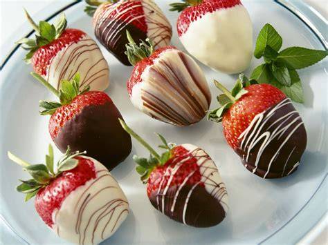 Schoko-Erdbeeren mit bunten Toppings und weißer Schokolade