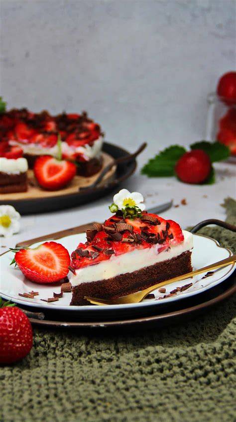 Schoko-Erdbeerkuchen aufgeschnitten mit Sahnefüllung