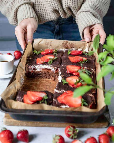 Schoko-Erdbeerkuchen vom Blech: fertiger Kuchen mit Schmand-Creme und frischen Erdbeeren
