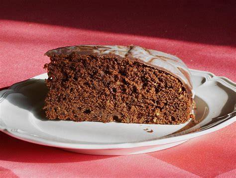 Schoko-Erdnuss-Kuchen mit Glasur im Anschnitt