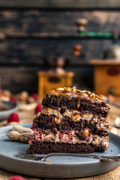 Schoko-Erdnuss-Torte mit Karamell-Deko und Schokoladenspiegel