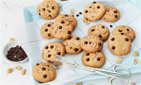 Schoko-Erdnussbutter-Cookies mit Schokodrops und gehackten Erdnüssen