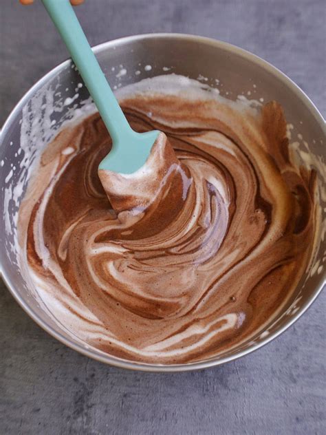 Schoko-Füllung in Schüssel, Spatel