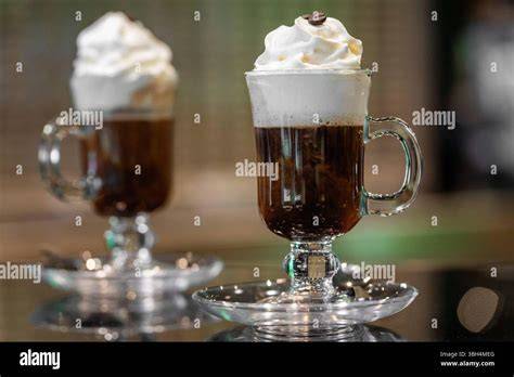 Schoko-Frappuccino im Glas mit Sahnehaube und Schokoladensauce