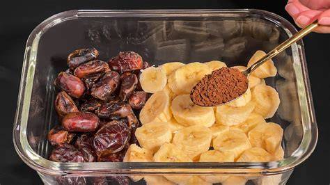 Schoko-Fudge, Bananen und Datteln daneben