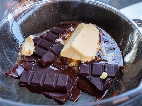 Schoko-Ganache im Wasserbad zubereitet