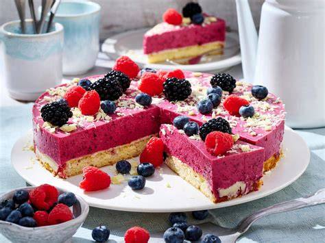 Schoko-Gitter mit bunten Beeren auf Käsekuchen