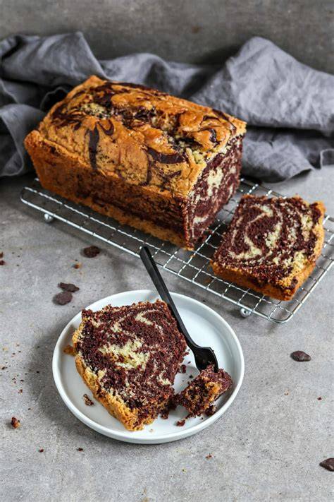 Schoko-Glasur mit Marmormuster auf Kuchen