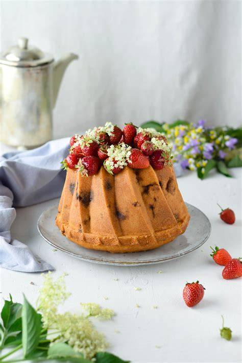 Schoko-Gugelhupf mit frischen Erdbeeren und Kuvertüre, Ansicht und Anschnitt