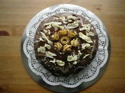 Schoko-Haselnuss-Marzipan-Blechkuchen mit zweifarbiger Glasur