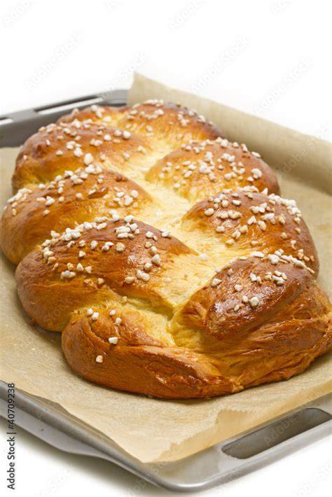 Schoko-Hefezopf auf Backblech, angeschnitten