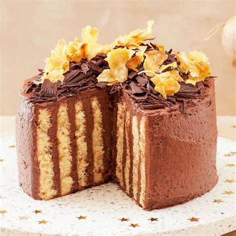 Schoko-Herz mit Beerfüllung und bunter Buttercreme