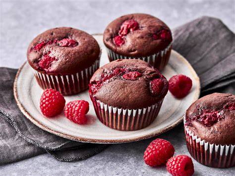 Schoko-Himbeer Muffins auf Gitter