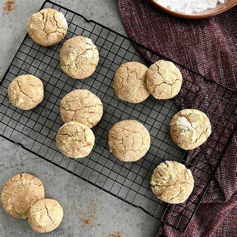 Schoko-Himbeer-Plätzchen und Cookies auf einem Gitter, Zutaten und Schritt-für-Schritt-Übersicht