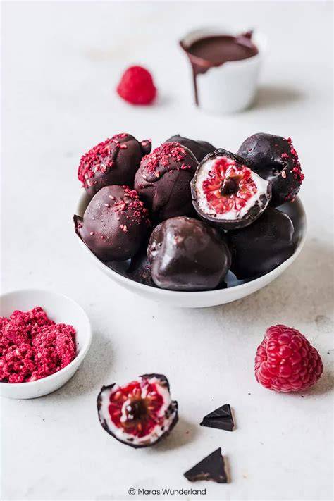 Schoko-Himbeeren auf Teller