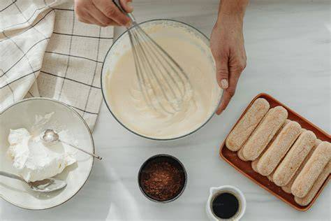 Schoko-Hummus in einer Schüssel mit Olivenöl