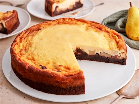 Schoko-Joghurt-Birnen-Torte angeschnitten auf einer Tortenplatte