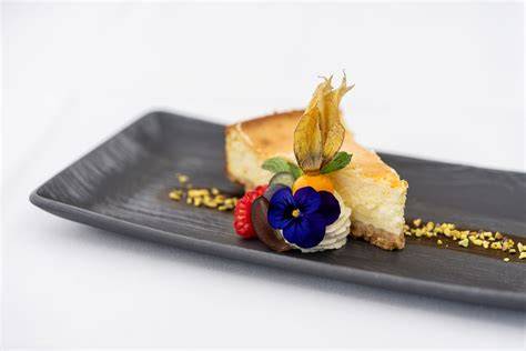 Schoko-Kaffee-Glasur auf Kuchen angerichtet