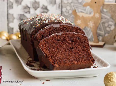 Schoko-Kastenkuchen angeschnitten mit Glasur und Streusel