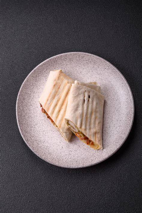 Schoko-Keksrolle aufgeschnitten - Scheiben auf Teller