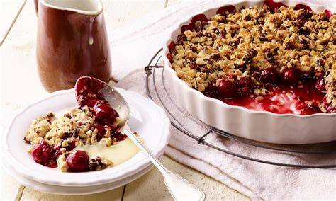 Schoko-Kirsch-Crumble warm serviert