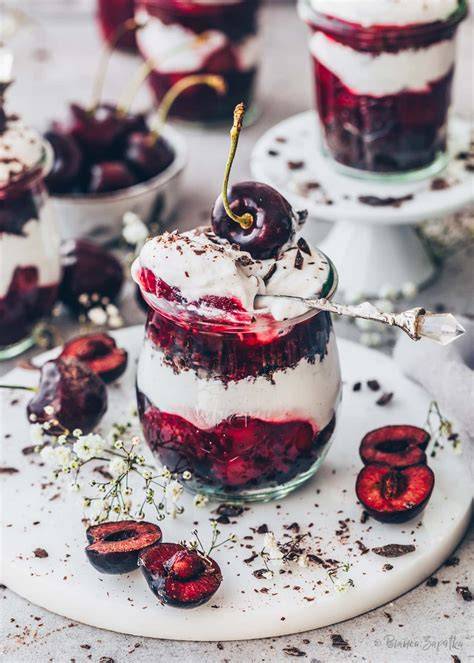 Schoko-Kirsch-Dessert im Glas, modern angerichtet