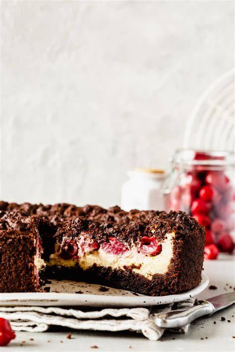 Schoko-Kirsch-Herzkuchen, angeschnitten, mit Kirschen und Glasur
