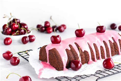 Schoko-Kirsch-Kuchen auf einem Kuchengitter, garniert mit Kirschen