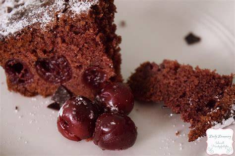 Schoko-Kirsch-Kuchen mit Glasur und Kirschen