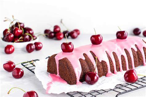 Schoko-Kirsch-Kuchen mit Stückchen aufgeschnitten auf einem Brett