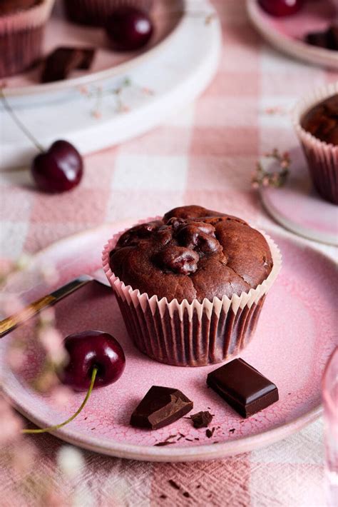 Schoko-Kirsch-Muffins auf einem Teller