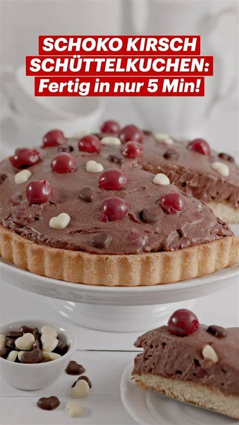 Schoko-Kirsch-Schüttelkuchen fertig dekoriert mit Schokoraspeln und Kirschen