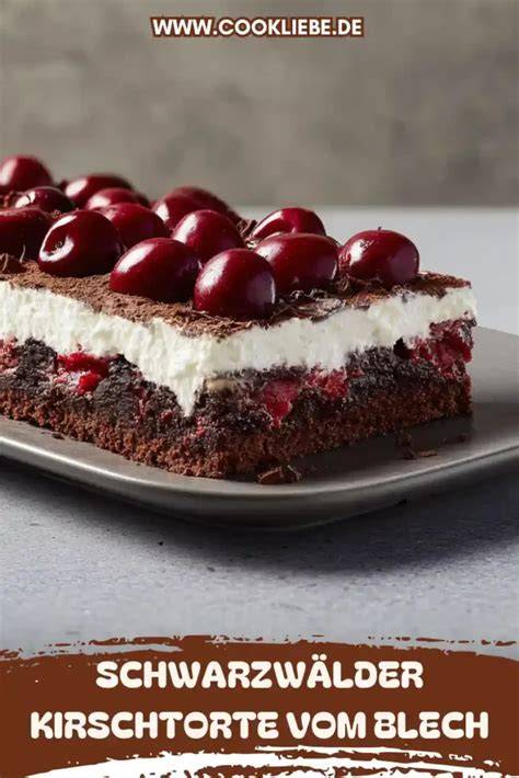 Schoko-Kirsch-Schnitten auf dem Blech mit frischen Kirschen und Schokoraspeln