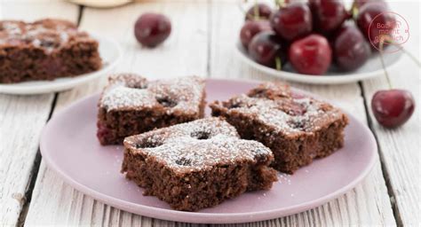 Schoko-Kirschkuchen auf dem Blech mit Kirschen