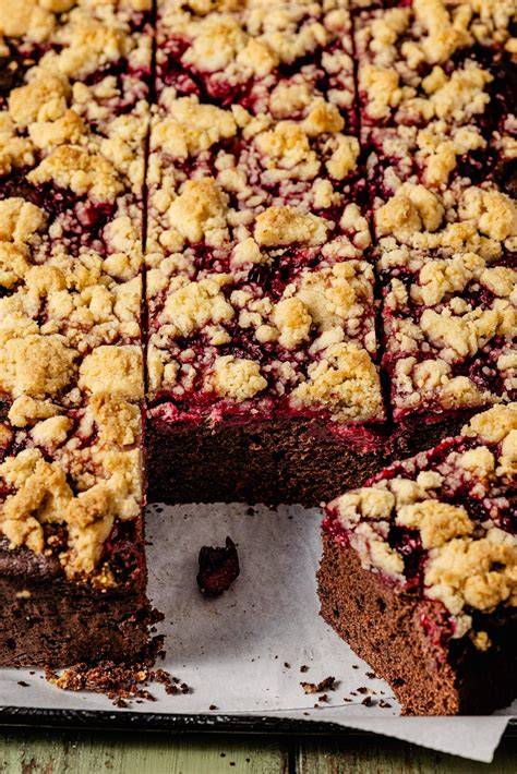 Schoko-Kirschkuchen mit Streuseln und Zimtpudding, Nahaufnahme