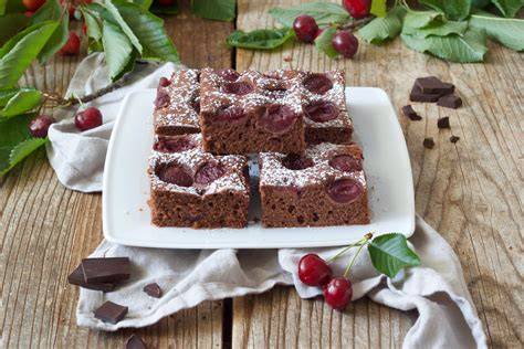 Schoko-Kirschkuchen vom Blech mit saftigen Kirschen und dunkler Schokolade