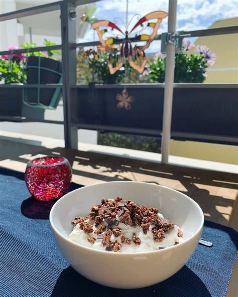 Schoko-Knuspermüsli als Topping auf Pancakes