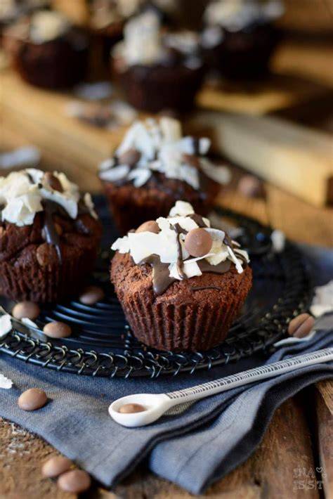 Schoko-Kokos Muffins mit Kokossahne dekoriert