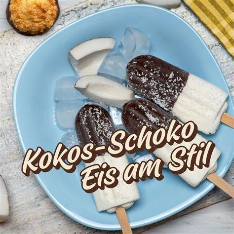 Schoko-Kokos-Eis am Stiel auf Teller mit Kokosraspeln
