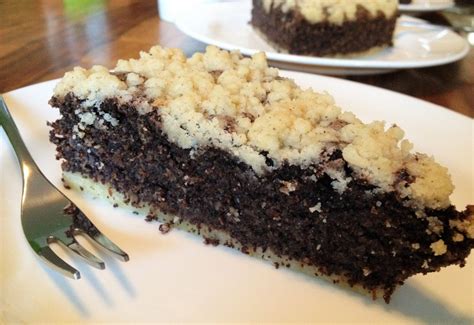 Schoko-Kokos-Kuchen aufgeschnitten mit Streuseln