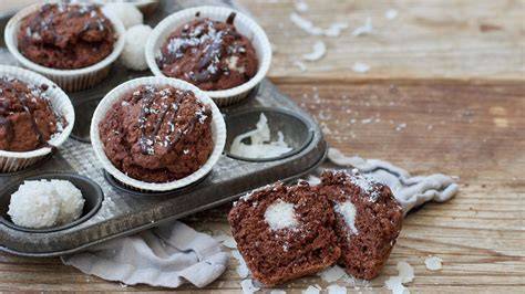 Schoko-Kokos-Muffins und Zutaten